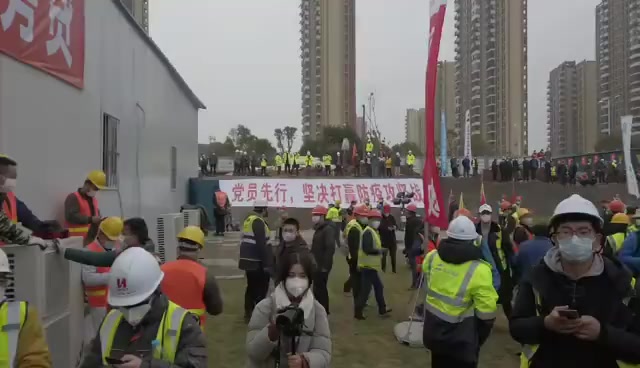 【旌旗十万斩病魔!#火神山医院今日正式交付#!】今天(2日)上午,武汉火神山医院举行交付仪