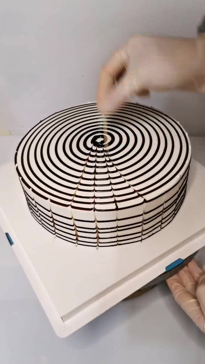 你永远不知道蛋糕师会用啥做工具,用就用了吧,偏偏成品还特惊艳