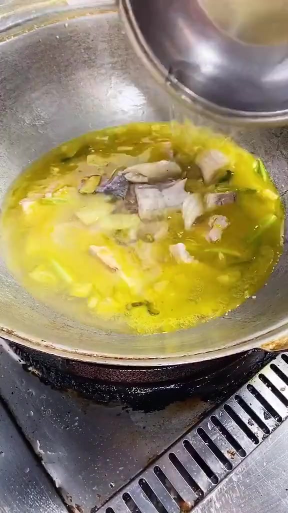 金汤酸菜鱼做法 天气这么冷 快来做上一锅酸菜鱼