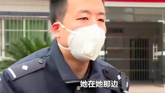 【特殊婚礼!新人在派出所门口拍了张照下一秒分赴防疫一线】近日,重庆天和派出所大门前悄悄举行