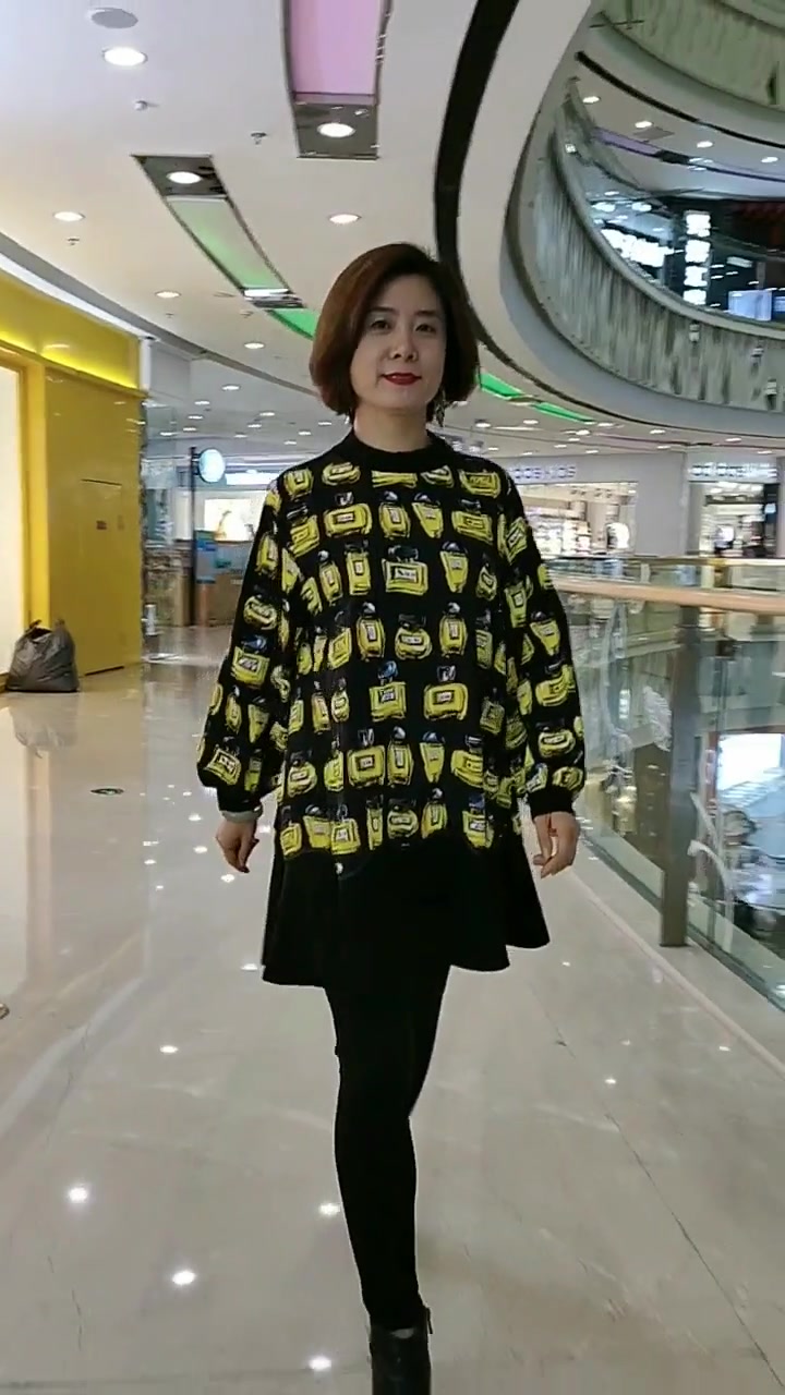 婆婆也要美美哒,碎花半身裙搭配黑色打底,越简单越能看出美感