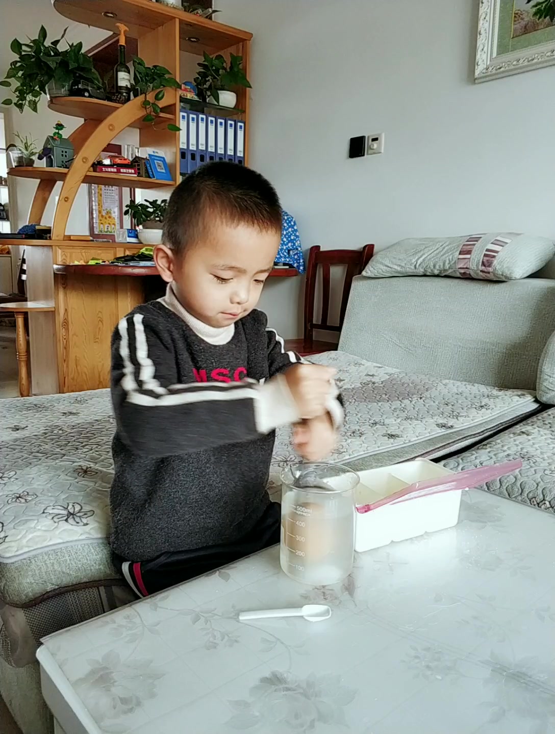 小实验:通过往清水里加盐,让沉底的生鸡蛋自己浮起来
