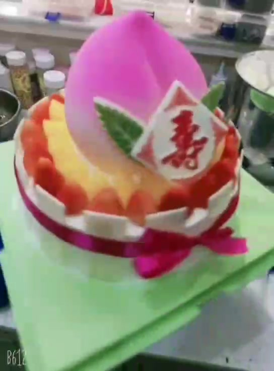 长辈生日到了,做一个新鲜水果寿桃蛋糕送给他,祝他福寿绵长……