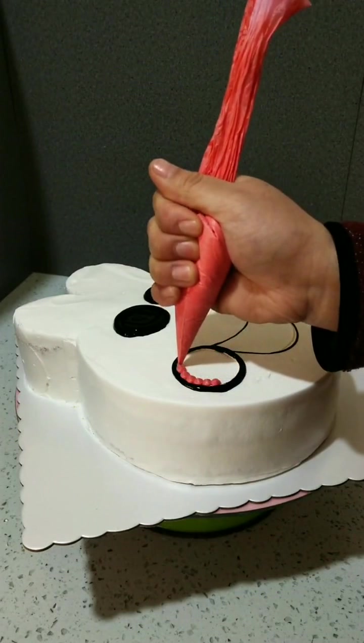 师傅做的这个小猪佩奇蛋糕,好传神啊,连笑容和眼神都一模一样!