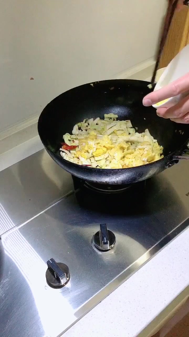 家庭版腰果炒泡面的做法,今晚的夜宵就搞个炒面吃吃吧?
