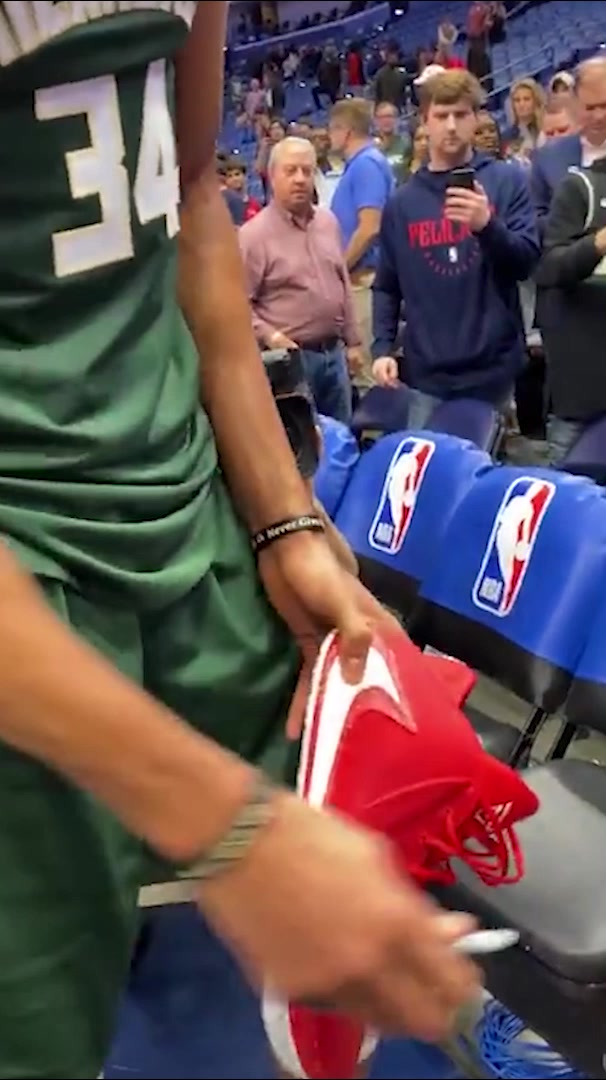 可以说是非常宠粉了,字母哥对粉丝真是太宠爱了