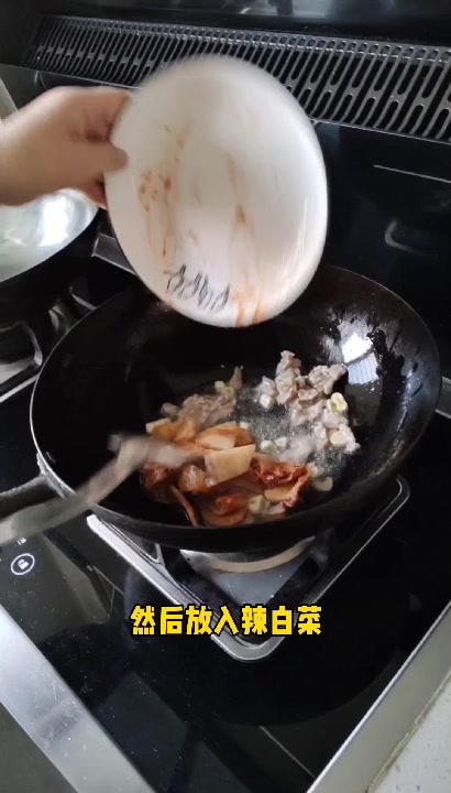 朝鲜辣白菜炒土豆片,这道菜辣鲜咸鲜,非常下饭!