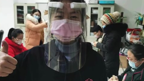 【河南信阳一蛋糕房用1600个盒子做面罩捐给医院】2月6日,河南信阳,一家蛋糕房将店里所有