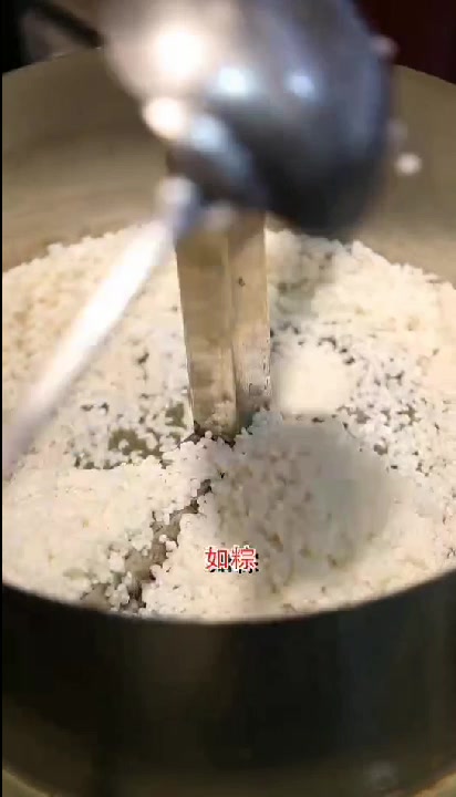 颜色雪白,粒大饱满的糯米是制造粘性小吃,如粽、八宝粥、汤圆等