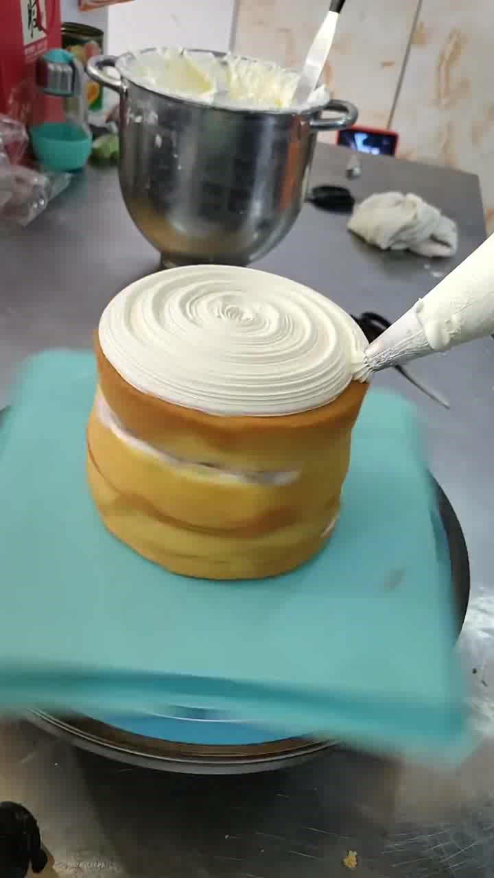 梦幻奶油蛋糕裱花,打算送个这样的蛋糕给孩子,他一定非常喜欢!