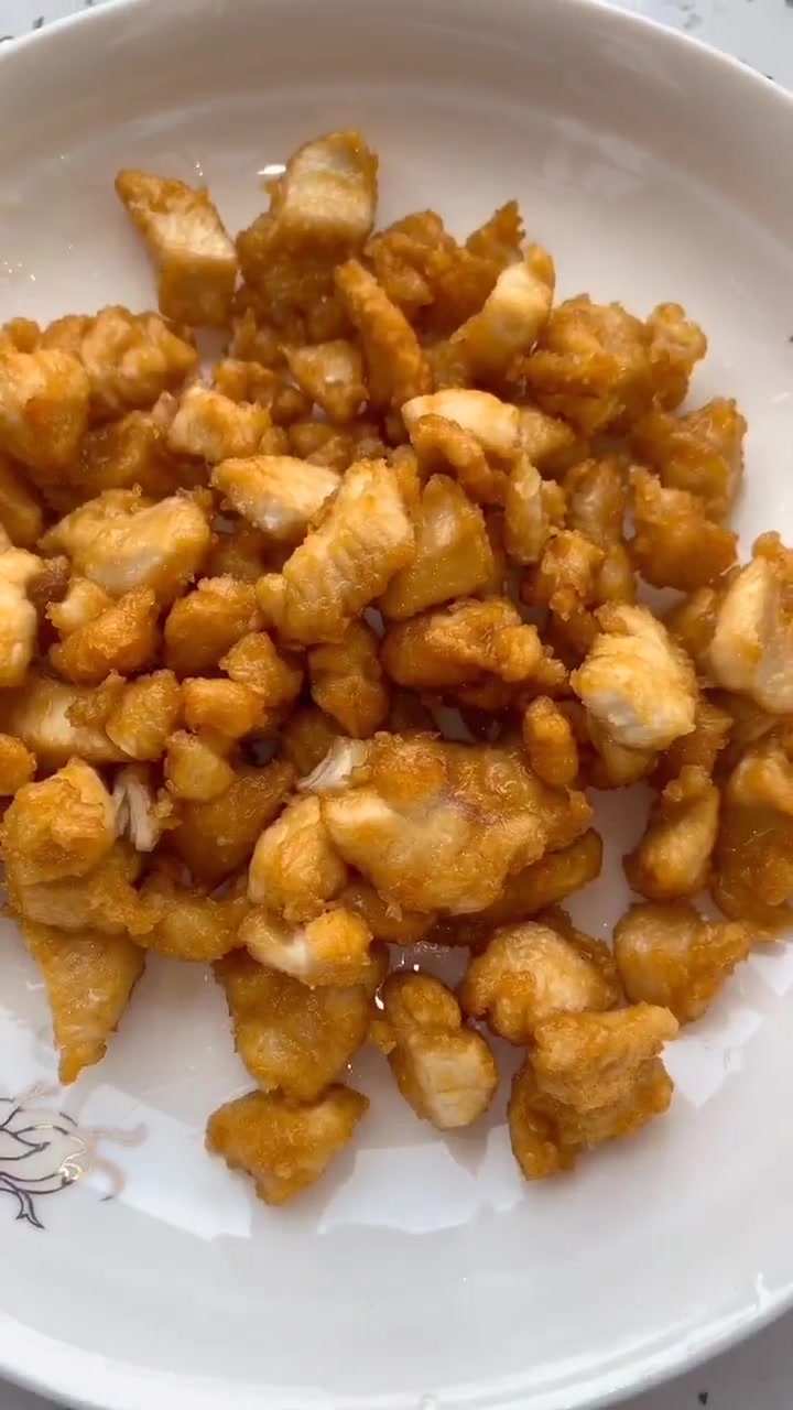 今天教大家宫保鸡丁的做法,正宗的就是不一样。