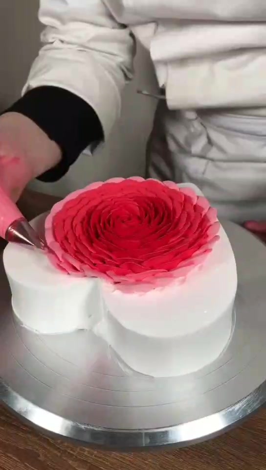 疫情严重昆明花市封闭订一款鲜奶裱花玫瑰花蛋糕给女朋友最合适