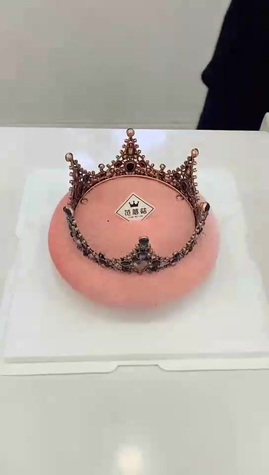 情人节送什么给女朋友?这款皇冠蛋糕鲜花双层礼盒不错的选择