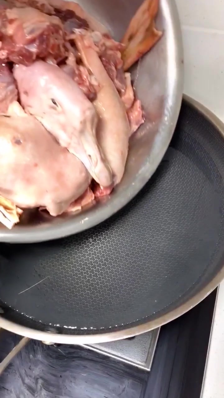 家常铁锅炖大鹅的做法,全家人都馋哭了太美味了