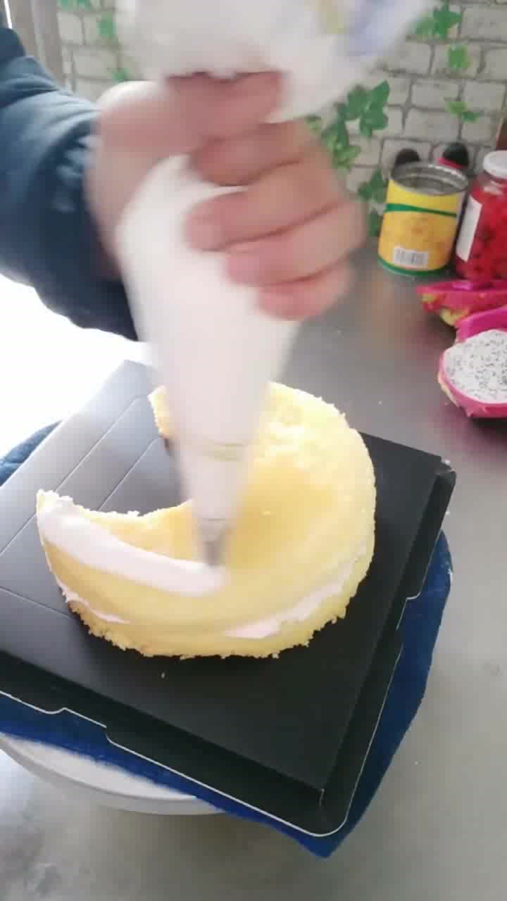 1个蛋糕胚真的可以做出2个风格迥异的小蛋糕,温柔月亮和太阳宝宝