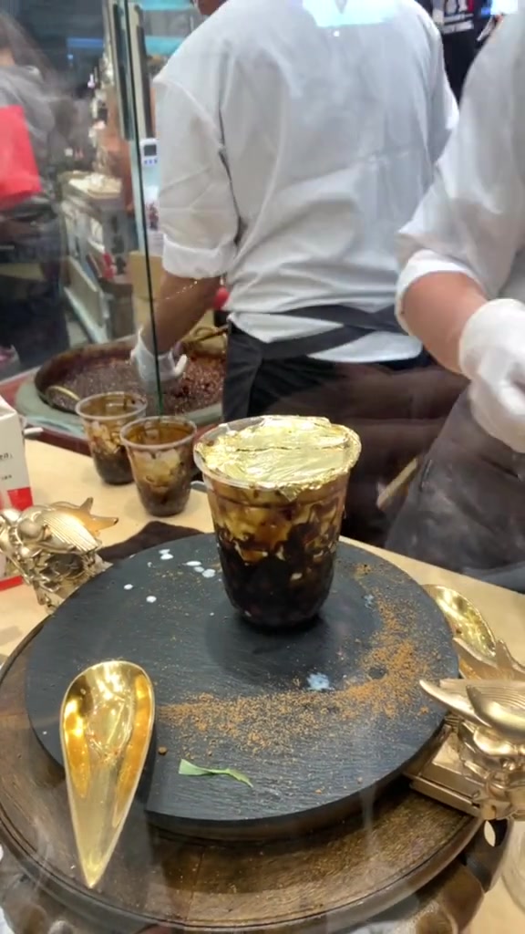 这就是我们新研究的奶茶,20块钱一杯,大家看看合理吗!