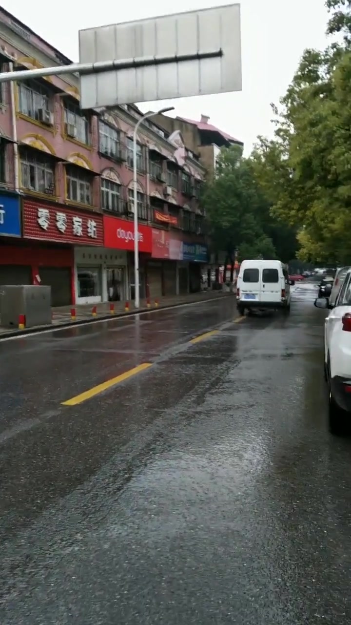 武汉的朋友发来一段视频,出门买菜,就知道他们真实的生活现状了