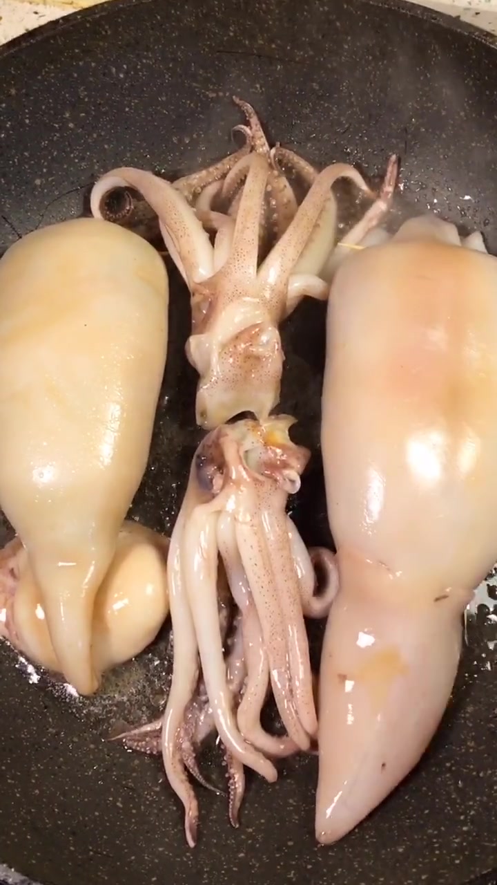 美味的鱿鱼包饭,撒上调味料之后,非常好吃又营养