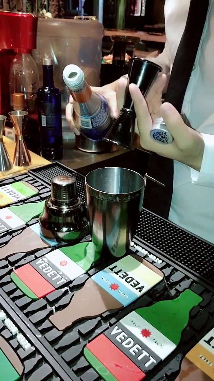 一杯名为“蓝鸟”的鸡尾酒,光看这颜值,就知道口味不一般