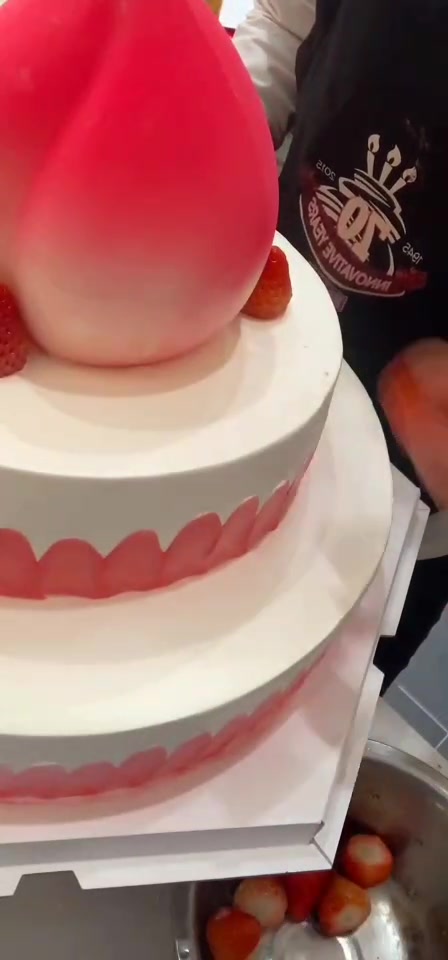 看三层大寿桃,三层祝寿蛋糕是如何做成的!