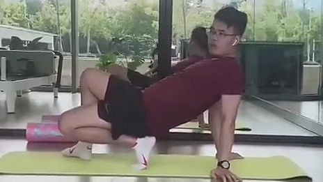 【三个动作打造纤细笔直的腿型】有的人,腿型呈现S型:大腿前侧前凸,小腿后侧后翘,穿裤子尤其