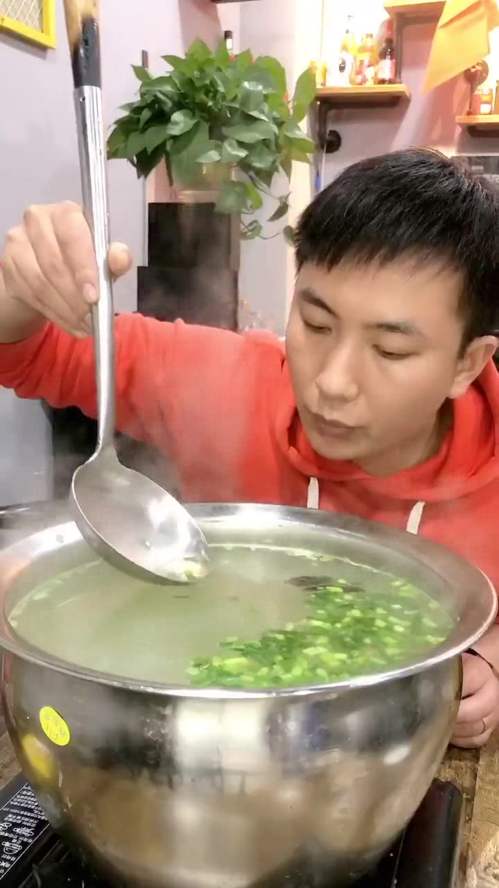 食堂里的紫菜蛋花汤,原来是这样做出来的,真的是非常的真实!