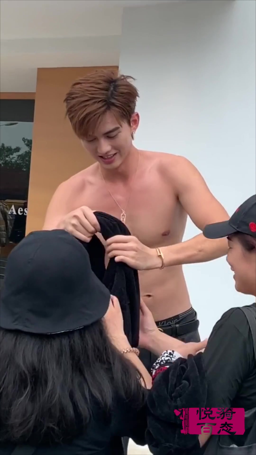 帅气的肌肉男模换装也要护住发型,腹肌和鲨鱼线如刀刻,好养眼!