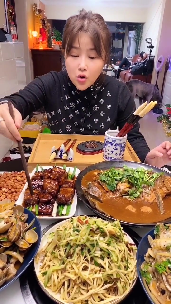 在家穷得只能吃馒头了,小姐姐还能吃得这么丰盛,看着就美味!