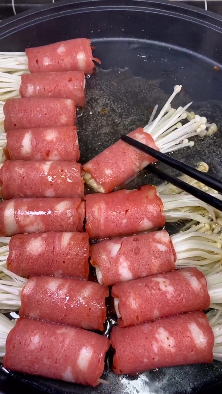想必大家都想念这道菜了,培根金针菇的家常做法,吃起来绝对难忘