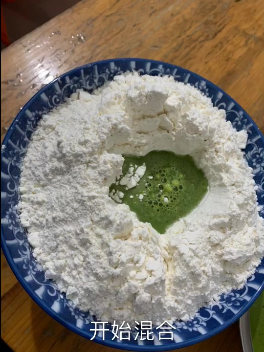 陶艺人生第一次做茼蒿馒头,鸡蛋牛奶和茼蒿250面粉500克安琪5