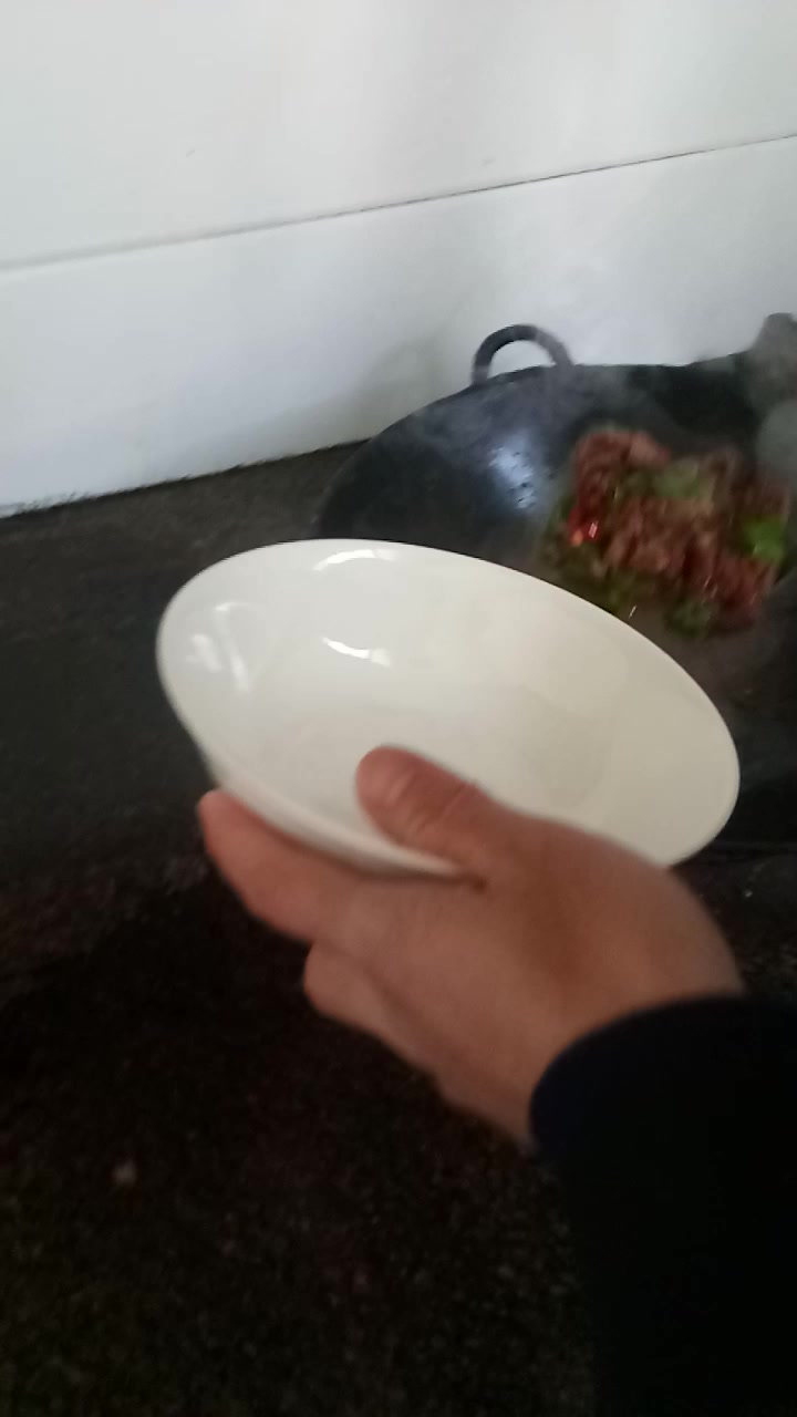 实拍大厨炒的腊野鸡肉给大家分享一下