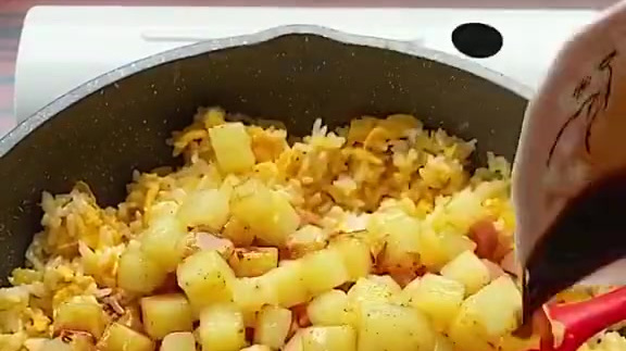 【炒饭新做法】1个土豆,两个鸡蛋,1碗米饭,照样美味,美食get√ 