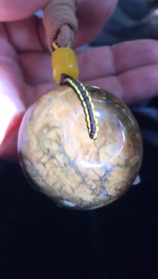 缅甸琥珀白根面包圈吊坠