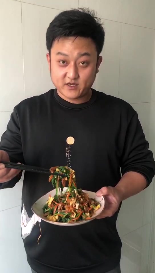 过年荤菜都吃腻了吧,来点素的。酱香肉丝拌菠菜