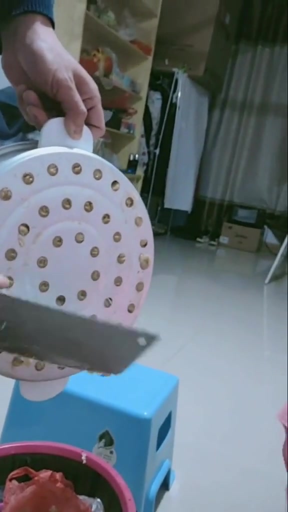 蒸馒头要在篦子上铺块布,不然面都容易漏下来,看到这一幕我笑了