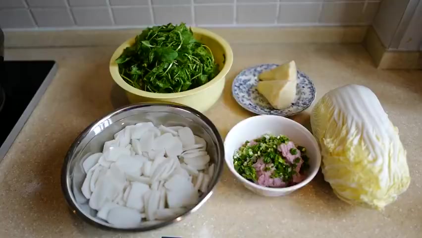 【上海两种家常炒年糕!你pick哪一个?】 荠菜冬笋肉丝炒年糕 Vs. 黄芽菜肉丝炒年糕,