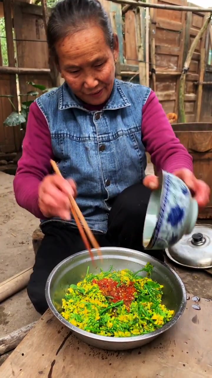 南方大妈凉拌油菜花,这种像野草的东西,吃了身体能承受了吗
