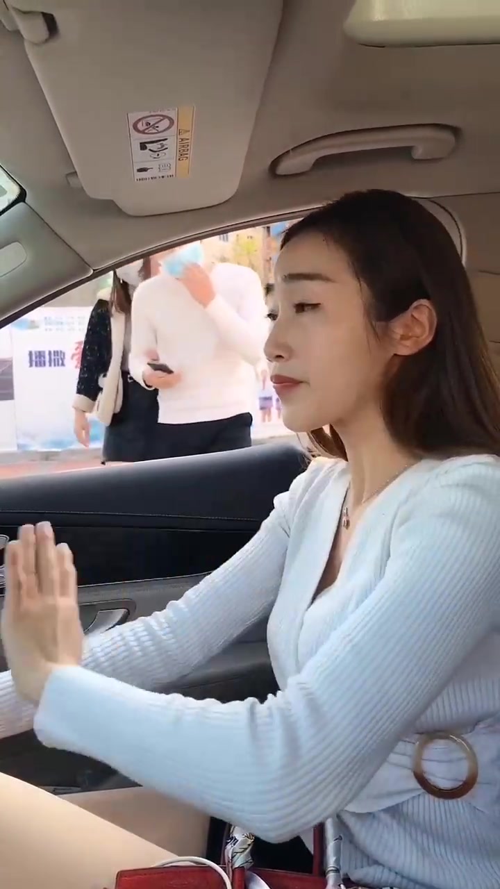 好白菜都被猪拱了,无意间看到这一幕,尴尬了!