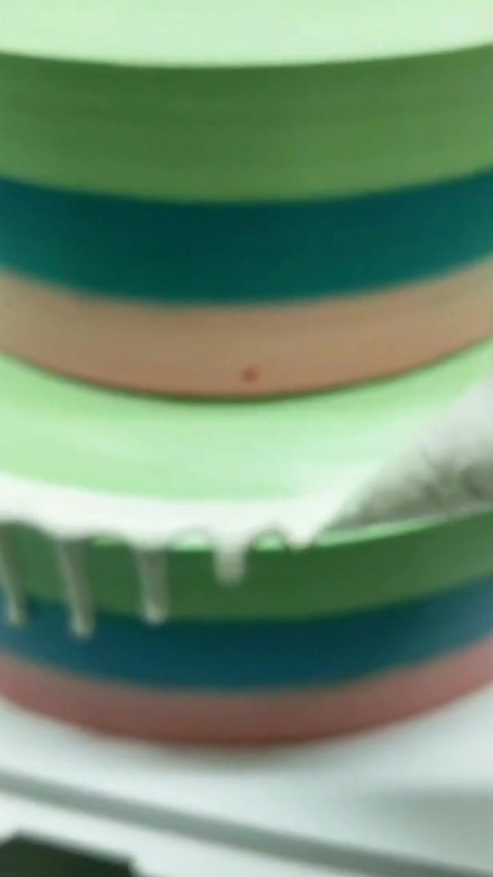 这个蛋糕的三种颜色,分别指的是王俊凯,易烊千玺,王源是不是?