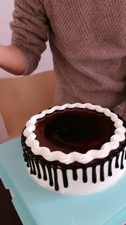 男孩子过生日就送这种蛋糕,炫酷又缤纷,是小孩子喜欢的款式了!