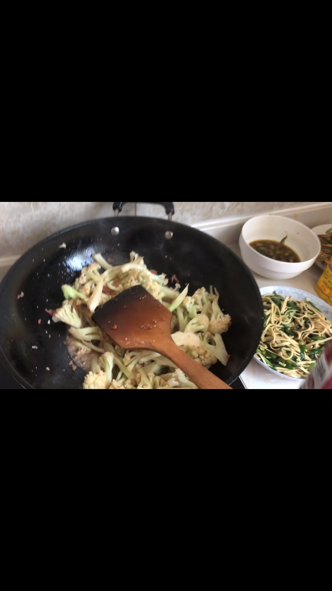 有机花菜来一颗,加点年前买的广西腊肠,爆香入味,好吃停不下来