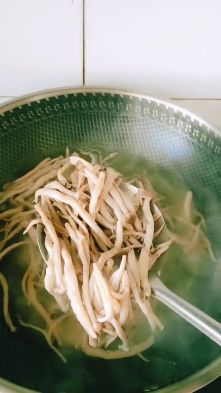 菜花炒蘑菇,清淡爽口有营养,口感香脆,吃起来真香