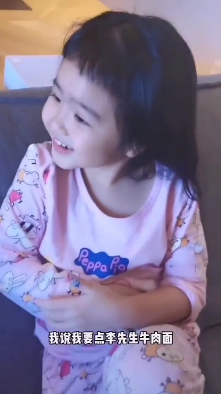 包贝尔女儿包饺子在线追李现,完全就是追星本人我啊,太可爱了