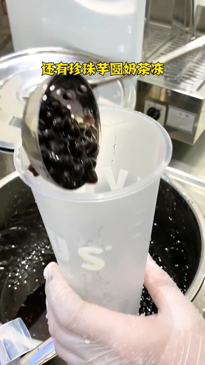 在重庆喝豆乳奶茶,应该再加一勺辣油,那才是灵魂喝法