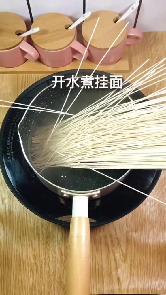 吃一次就爱上的酸菜拌面,不想吃饭的时候来一碗,真的巨好吃耶!