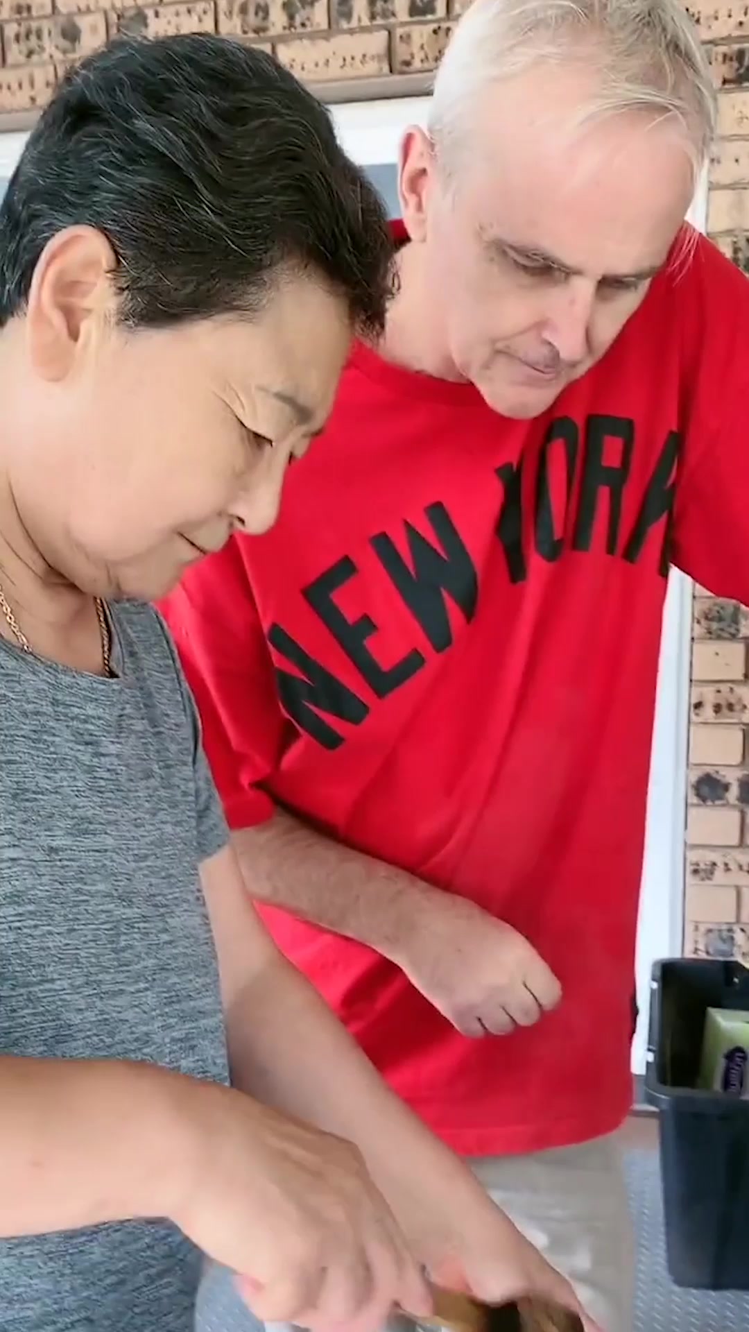 中国丈母娘做的一道韭菜炒海蛎子,看到出锅那一刻,嘴馋了都!