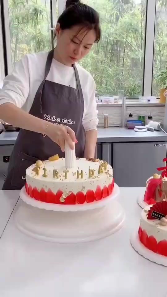 看漂亮的小姐姐如何安装3层支架祝寿蛋糕,这样的祝寿蛋糕真大气