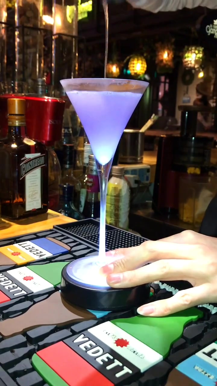 花式调酒师自创一杯鸡尾酒,名为“蓝月亮”,这颜值也太高了