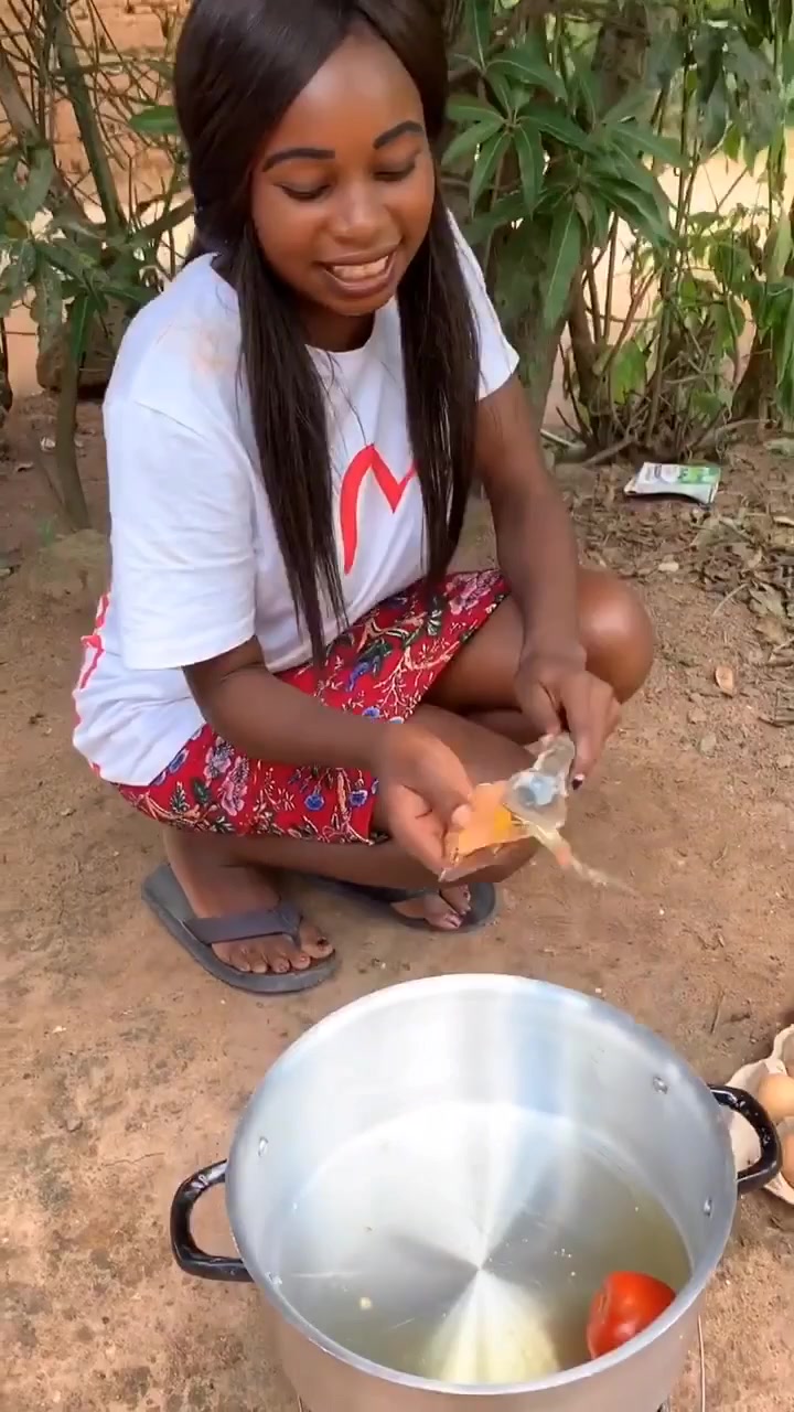 非洲姑娘做的西红柿炒蛋,这还能吃嘛?
