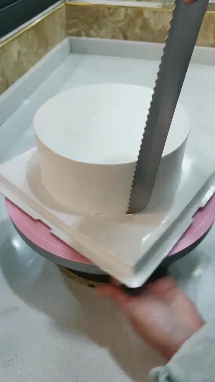 裱花盘飞速旋转,淋面花边富有设计感,最佳淋面蛋糕奖非你莫属了